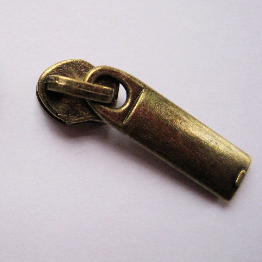 供应3#尼龙拉链拉头 现货拉头批发 青古铜光板片 义乌箱包拉链头