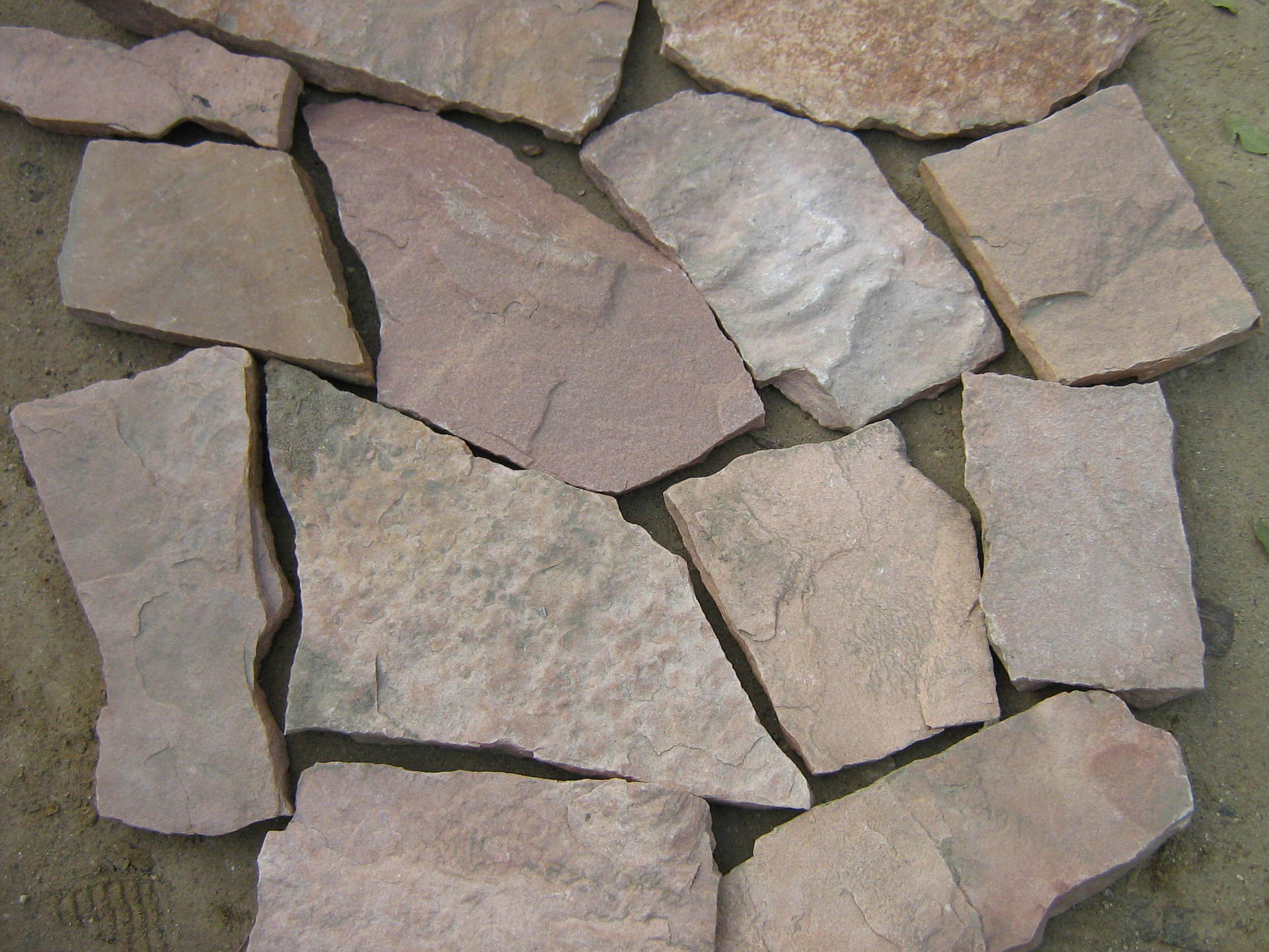 供应销售乱型石厂家锈色乱形石黄色不规则碎拼石黑色青灰色石板岩