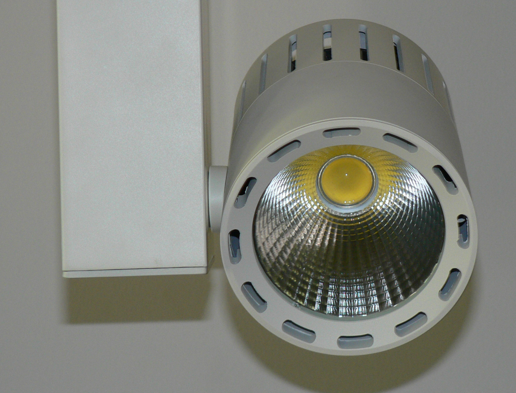 服装店射灯_轨道灯 轨道射灯 带风扇 45w led 服装店射灯 节能环保 - 