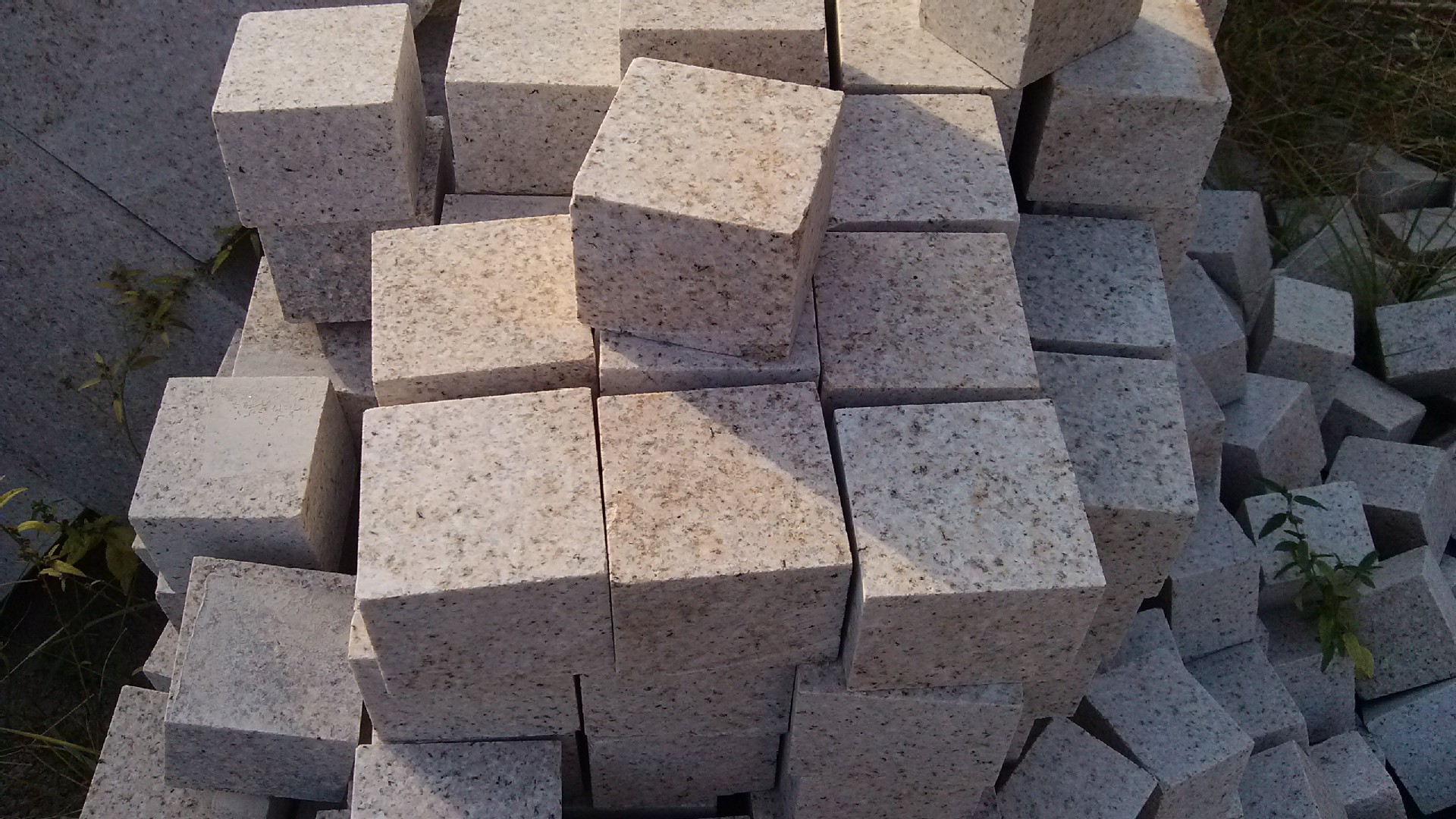 福建南安石井黄锈石682火烧面小方块100mm