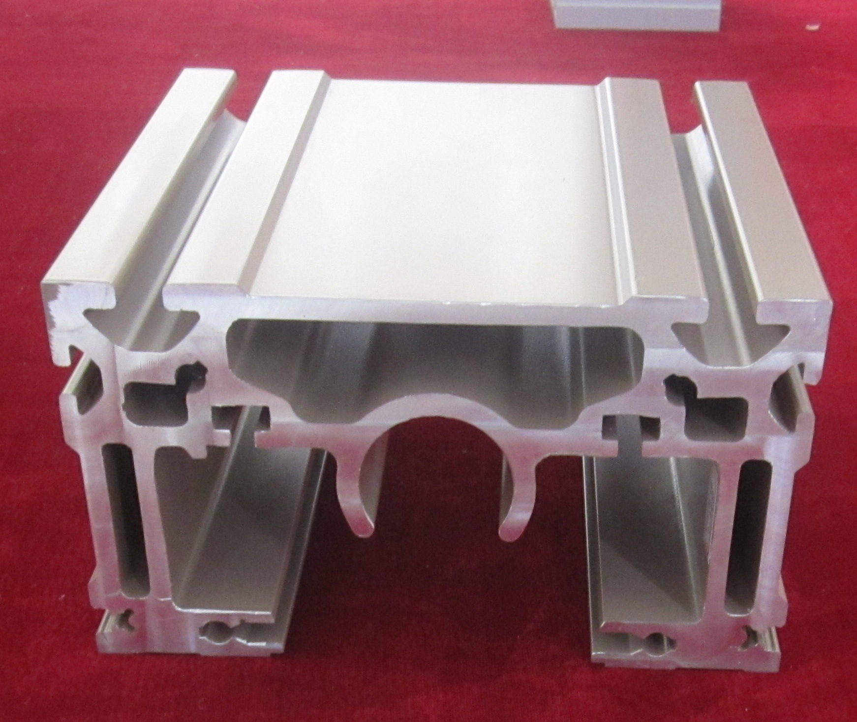 现代铝材 可订做各种各种高精度 现代新型隔断型材