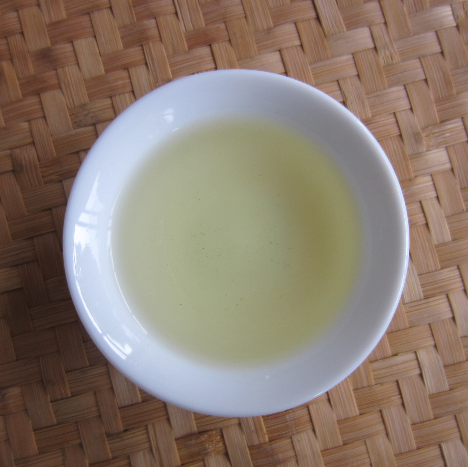 这是冲泡后的茶汤:呈金黄绿色,透亮清澈,绸面亮泽.