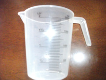厂家直销2 000ml塑料量杯印黑字量杯有手柄量杯烘陪工具量杯