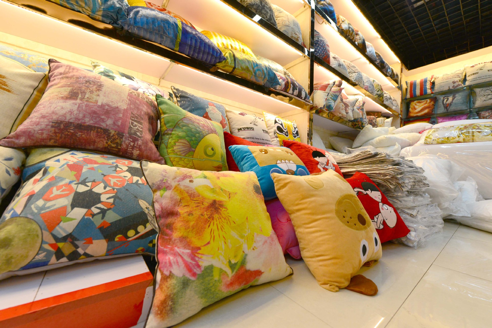 亚马逊跨境抱枕欧式抱枕刺绣抱枕沙发汽车抱枕外贸抱枕户外室内