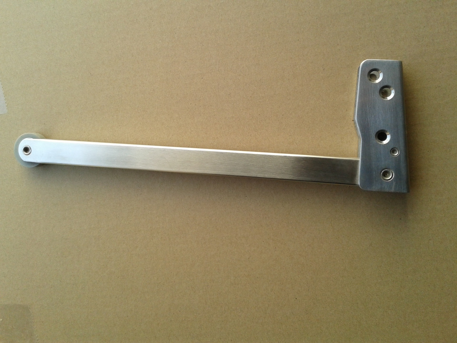 顺序器是设于锁定轴和小轴上的锁定机构,锁定机构的锁定板一端与释放