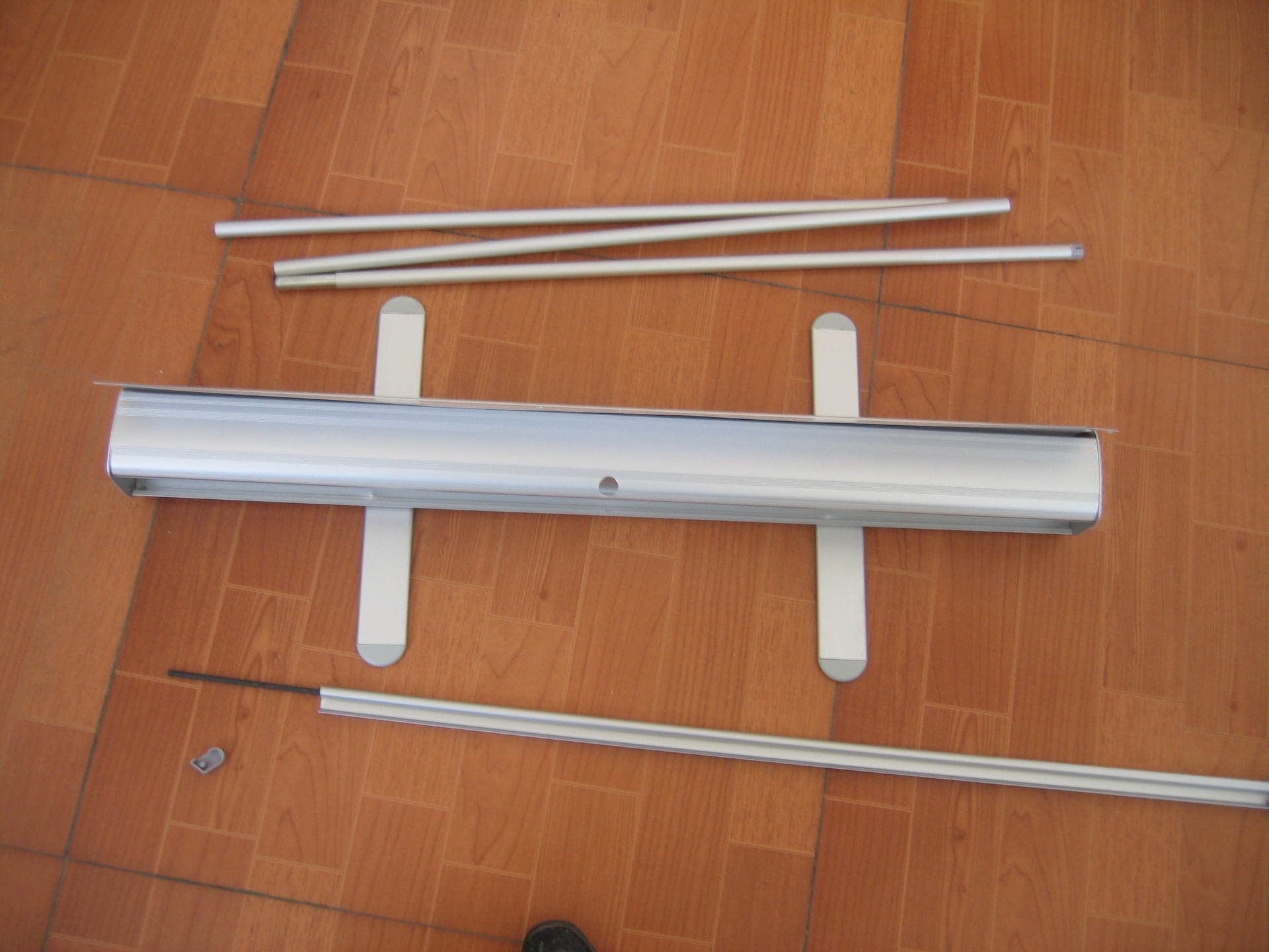 易拉宝材质:铝合金盒体,铝合金横梁和铝合金支撑杆.