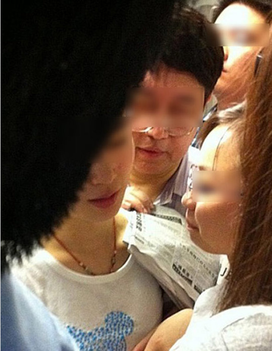 上海:地铁咸猪手 眼镜大叔狂捏女子胸部