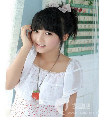 将这款高扎马尾衬的十分的清爽自然,齐分的刘海发型,衬出了学生妹清秀