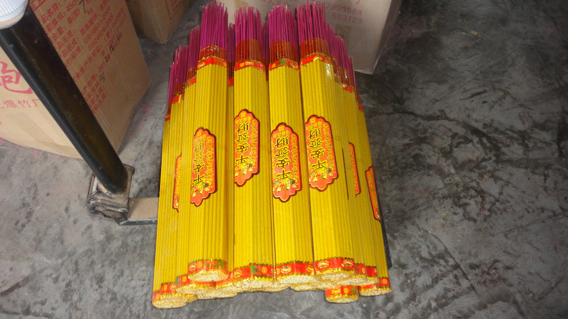 遵义广缘香烛厂供应各种檀香佛香,六角香黄香48.5x6厘x.