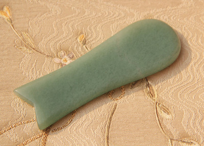 玉石鱼形刮痧板 面部美容用玉石刮痧板 岫玉刮痧板 瘦脸鱼形玉板