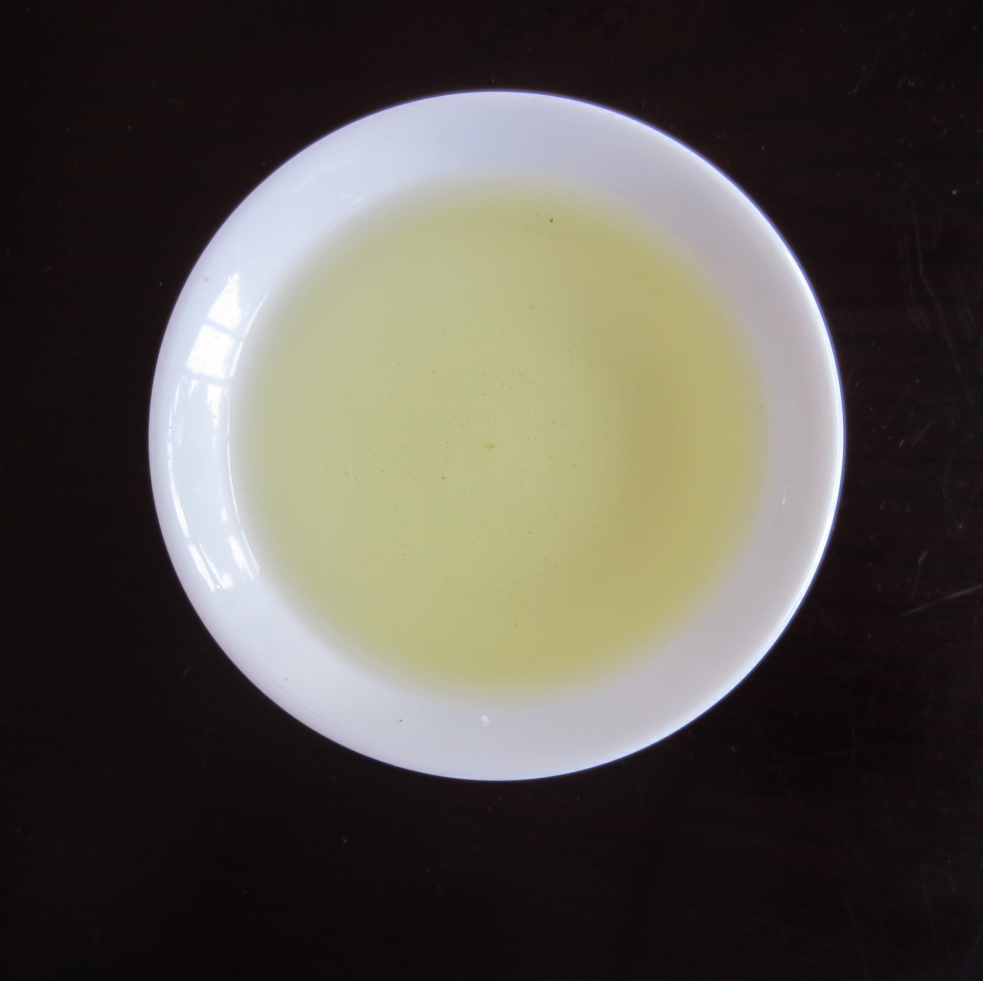 这是冲泡后的茶汤:呈金黄绿色,透亮清澈,绸面亮泽.