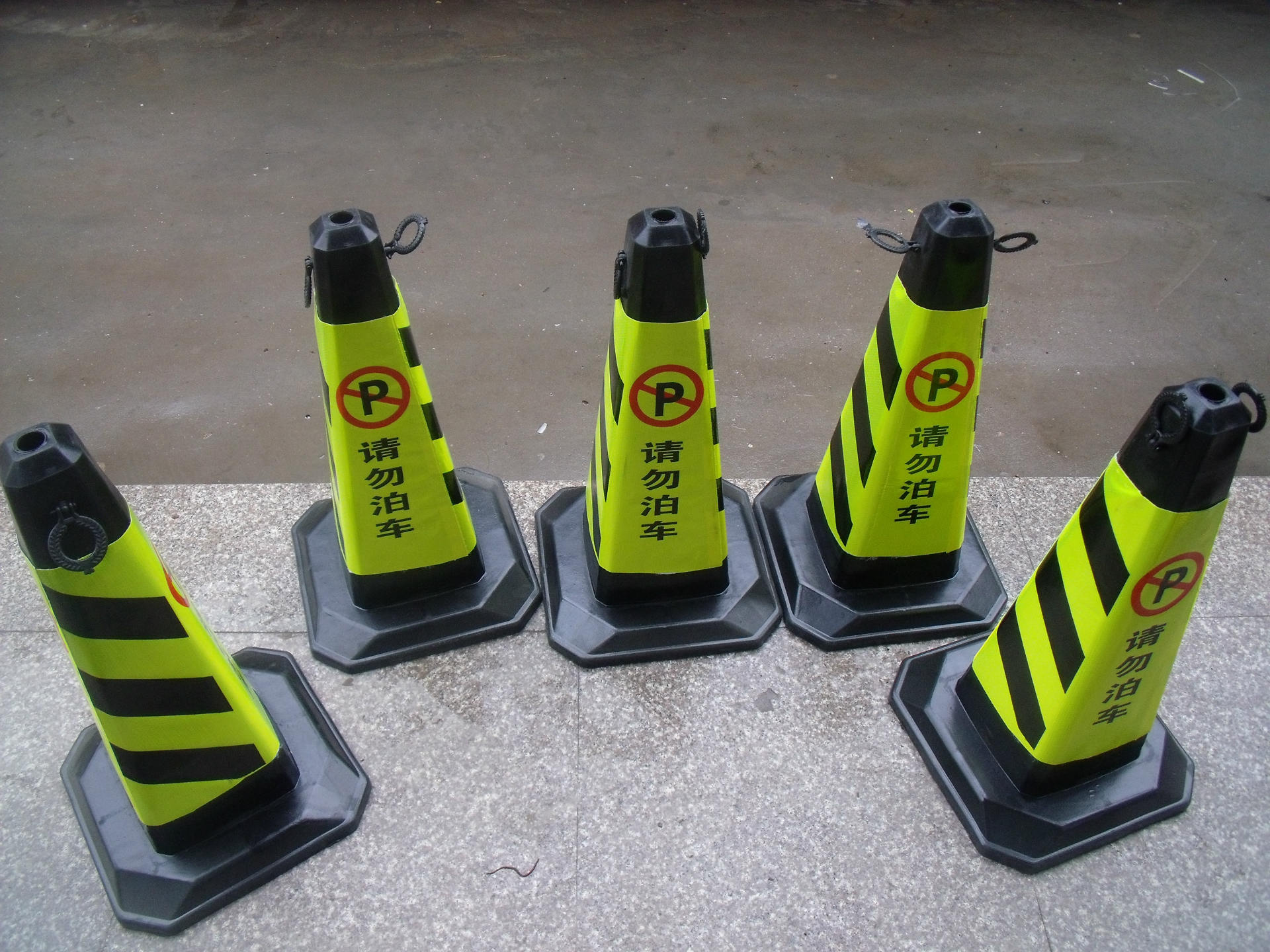 交通路障精品橡胶方锥 提环反光交通方锥 塑料反光橡胶底座方锥