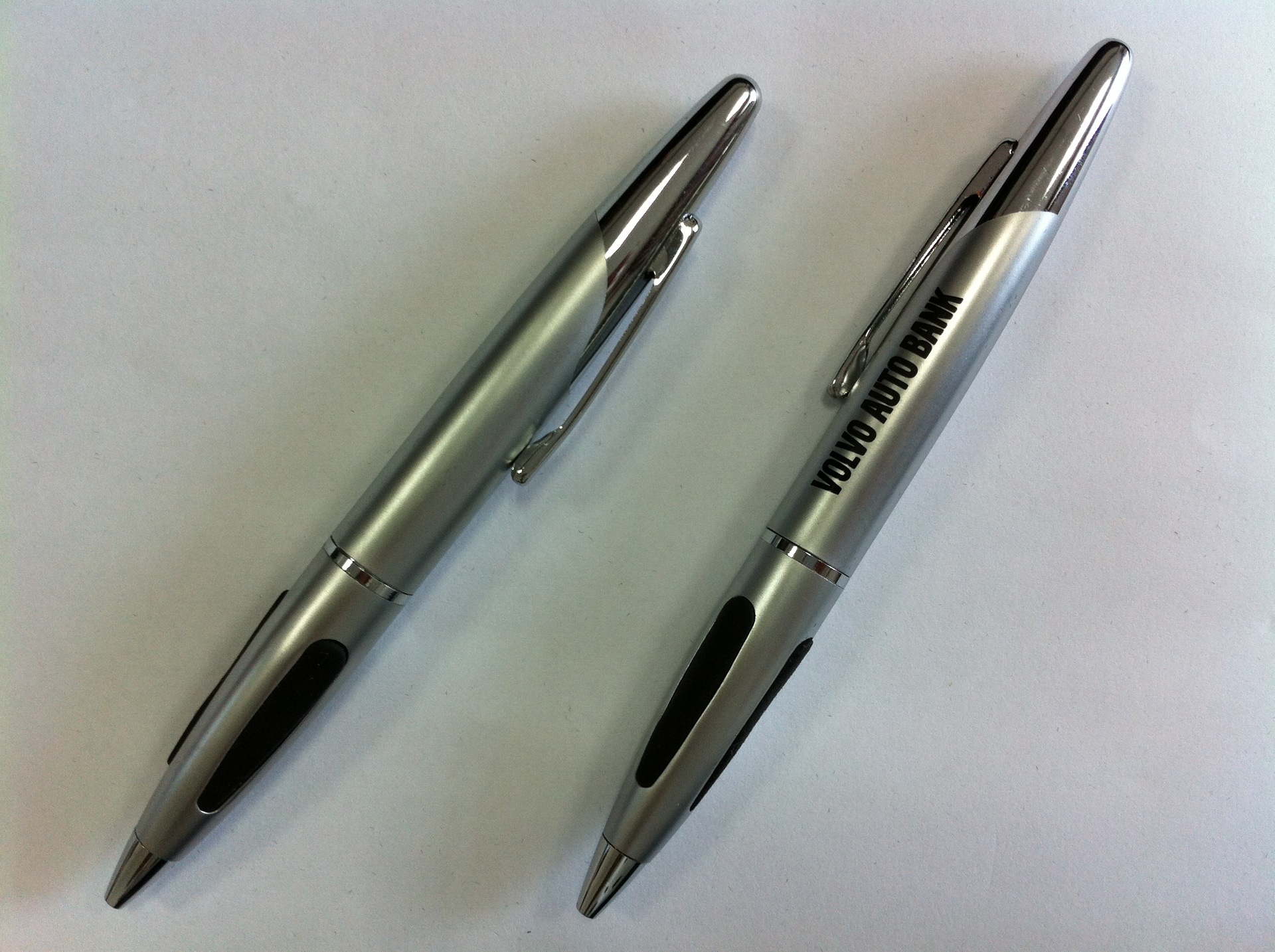 余姚厂家圆珠笔双色电镀笔帽硅胶握把旋转书写金属笔