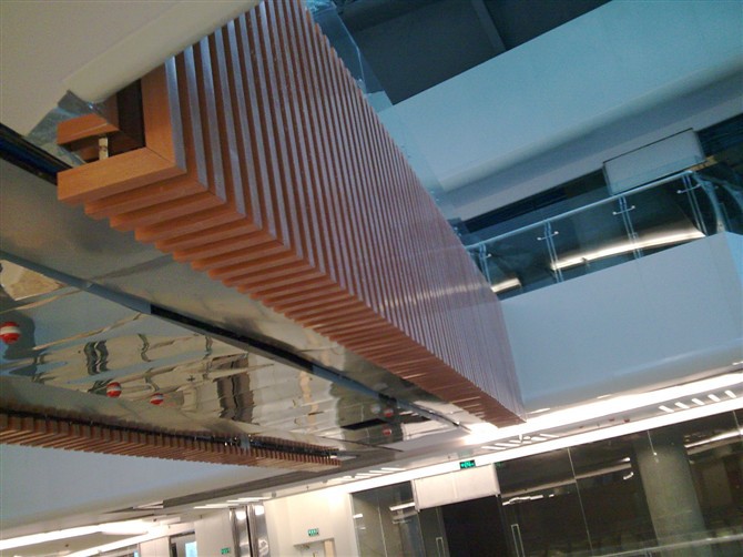 铝方通是近几年来新兴的吊顶材料之一,它是由铝质