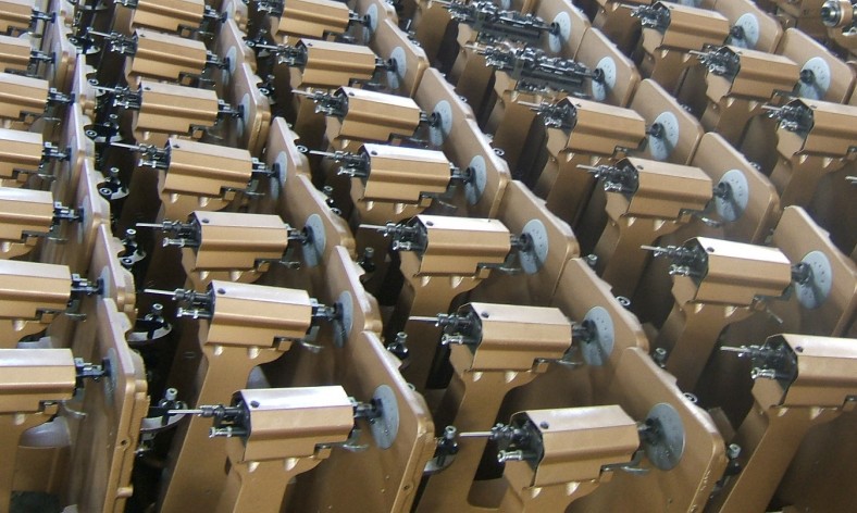 万向链式手摇绣花机链式绣毛巾绣饰带绣包绳绣辐射绣gy10-2