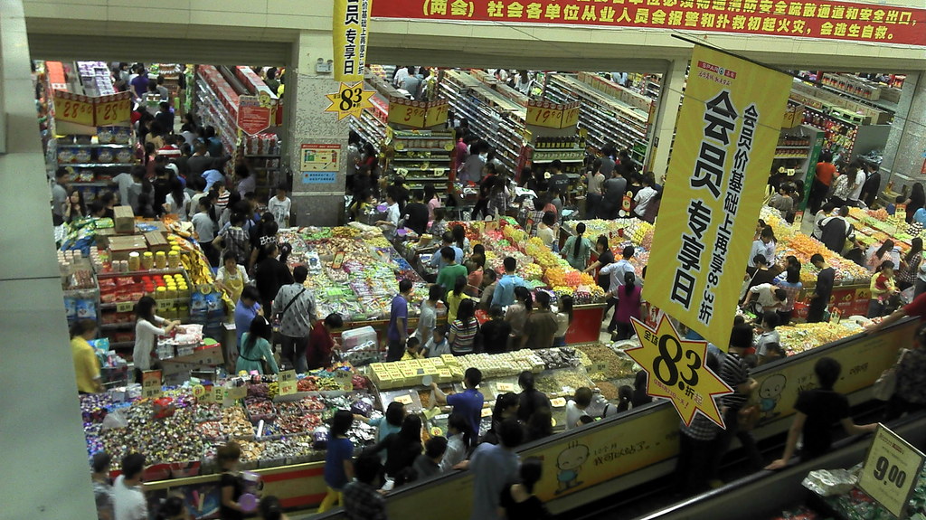 排队买单的人群