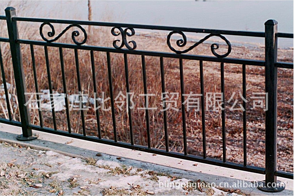 铁艺系列产品:阳台铁艺围栏,铁艺扶手,庭院豪华铁艺大门,酒店摆件及