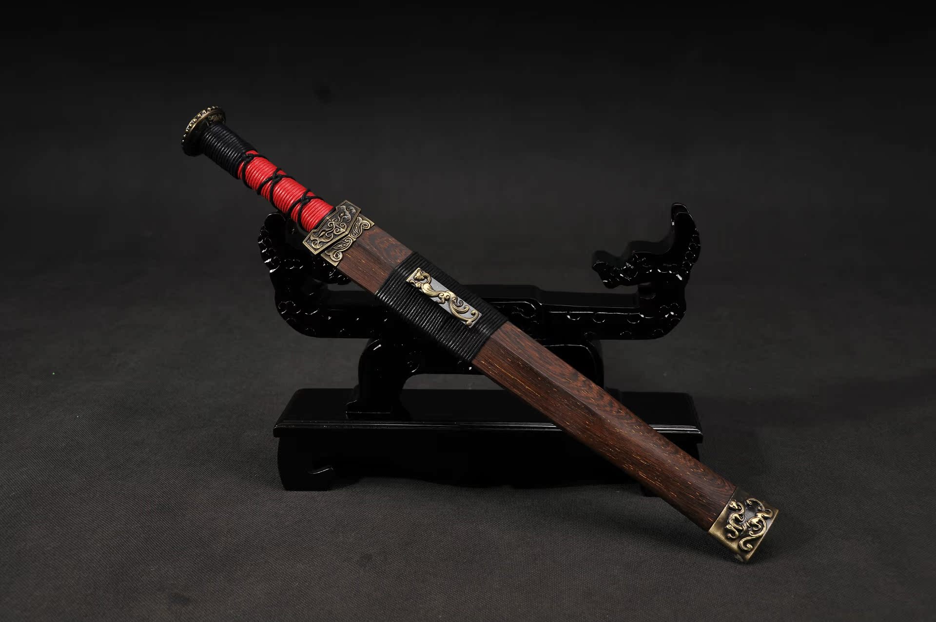 『鞘材』:花梨木剑鞘 『工艺』:经过退火,淬火,回