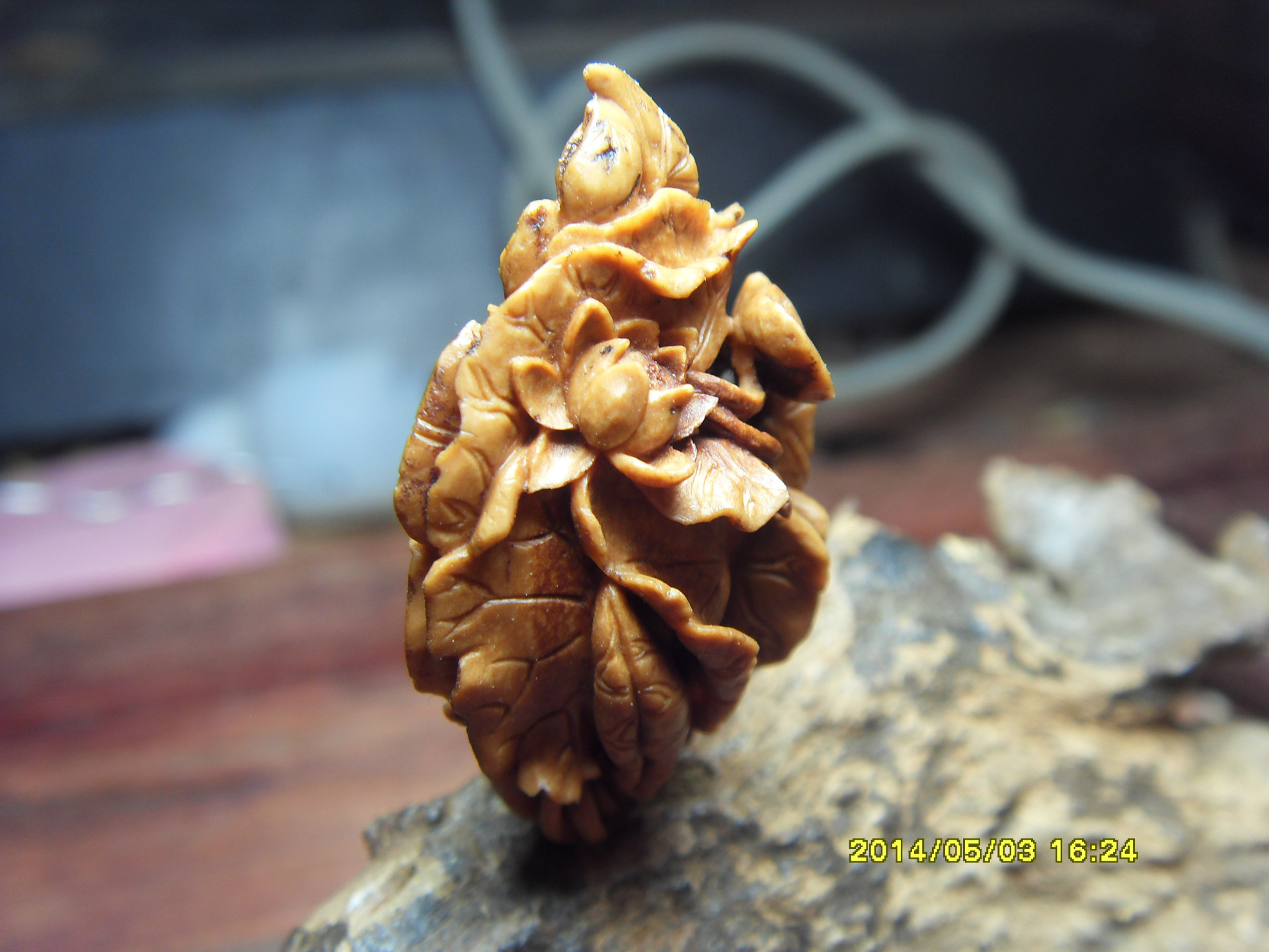 makilai:发表了商友圈帖子 桃核雕刻荷花