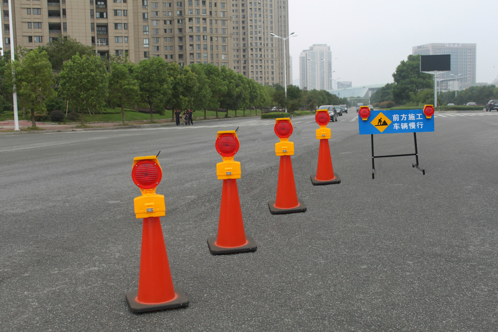 交通警示灯,太阳能路障灯,led警示灯,爆闪路障灯