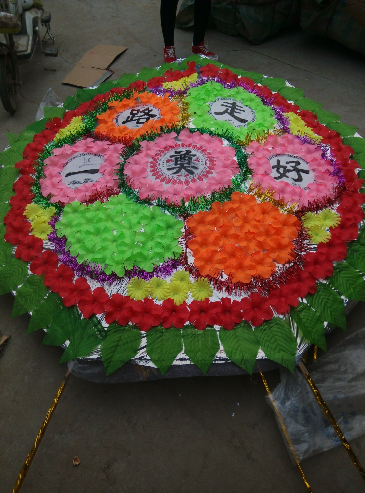 厂家制作批发2米造型花圈【六瓣】桃心折叠仿真绢花圈 晨博殡葬