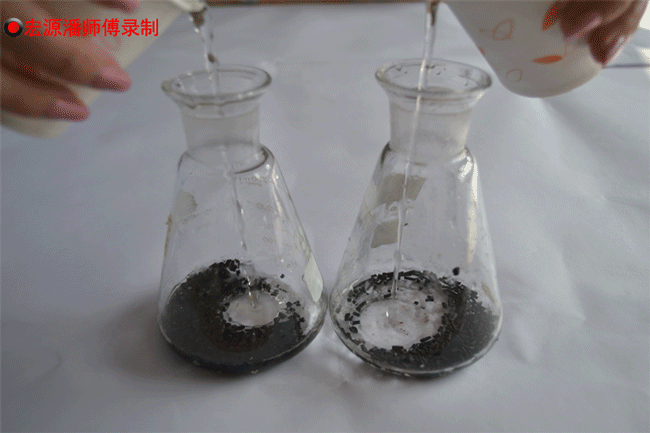 第一步:将两份不同的活性炭等量倒入不同的实验透明杯中,倒入清水.