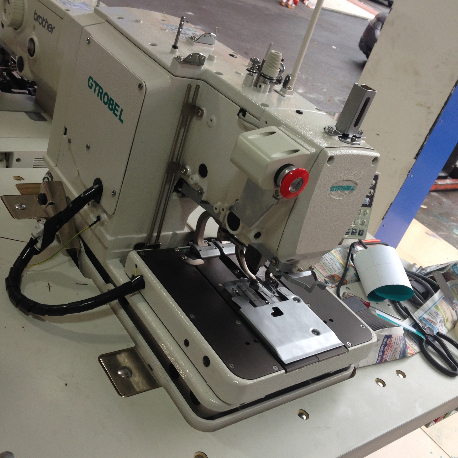 供应二手德国杜克普558圆头锁眼机 电脑凤眼机 二手服装缝纫设备