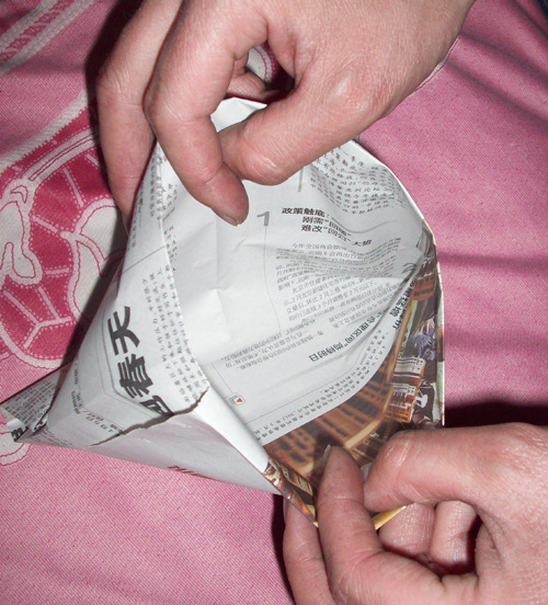 如何用废报纸折一次性垃圾桶