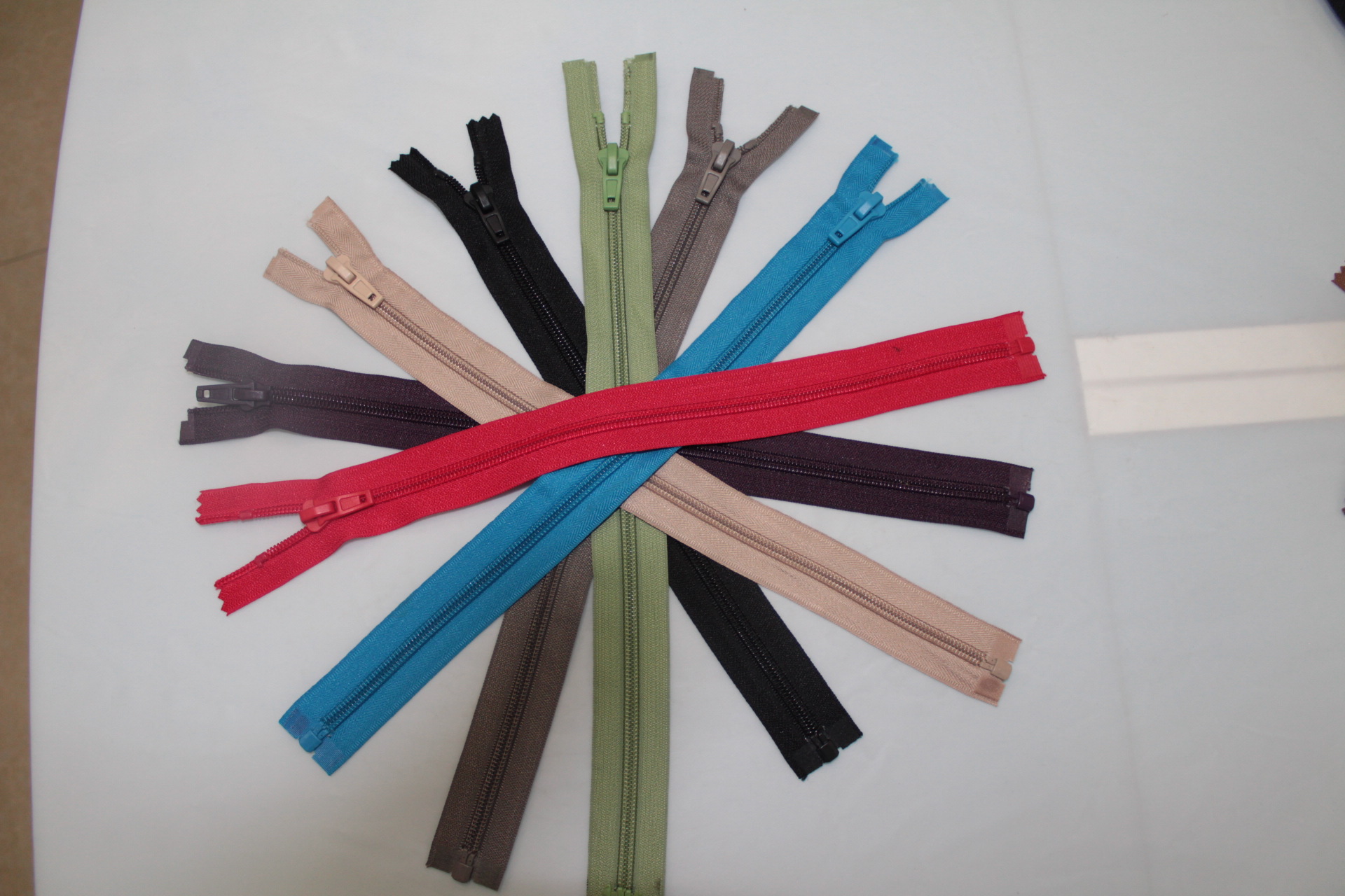 5号尼龙注胶开尾拉链,塑胶拉头.