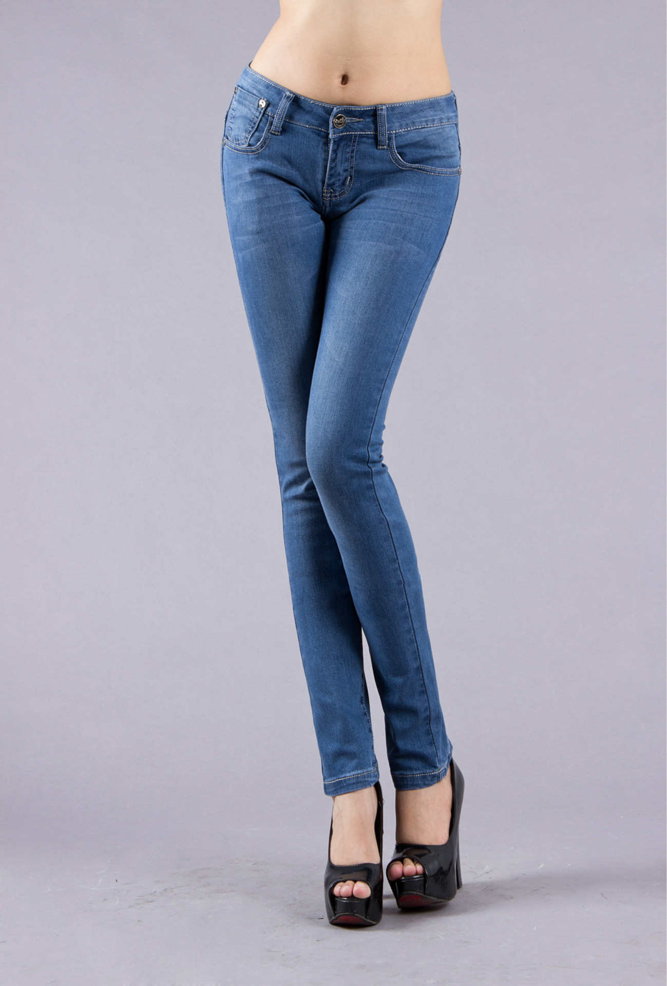 品牌女装牛仔裤批发 韩版女式小脚牛仔裤潮