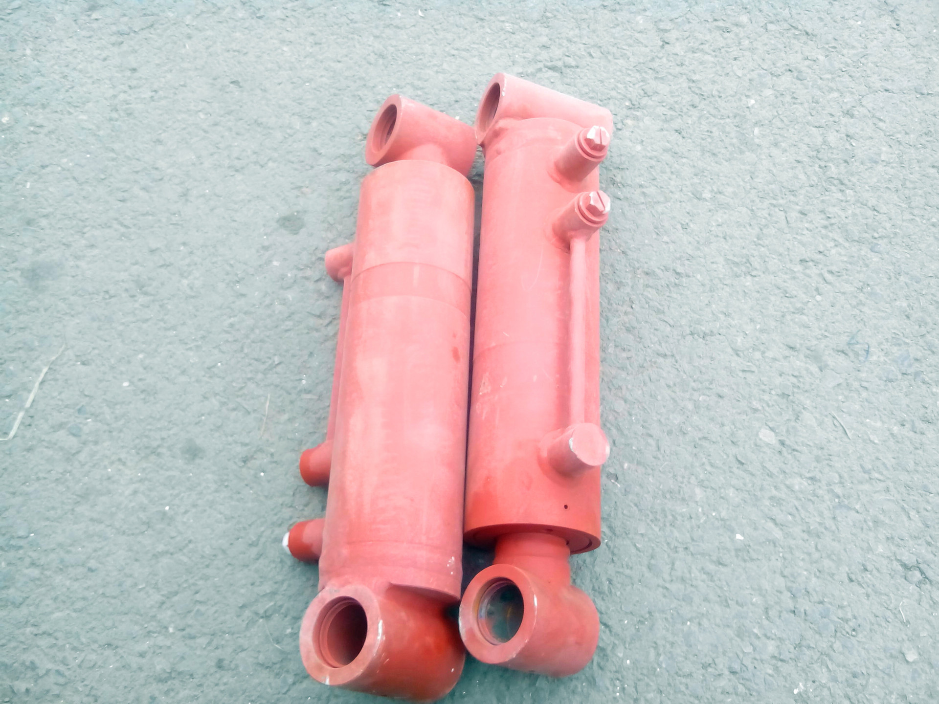 供应海沃拉臂车专用后滚轮支撑油缸