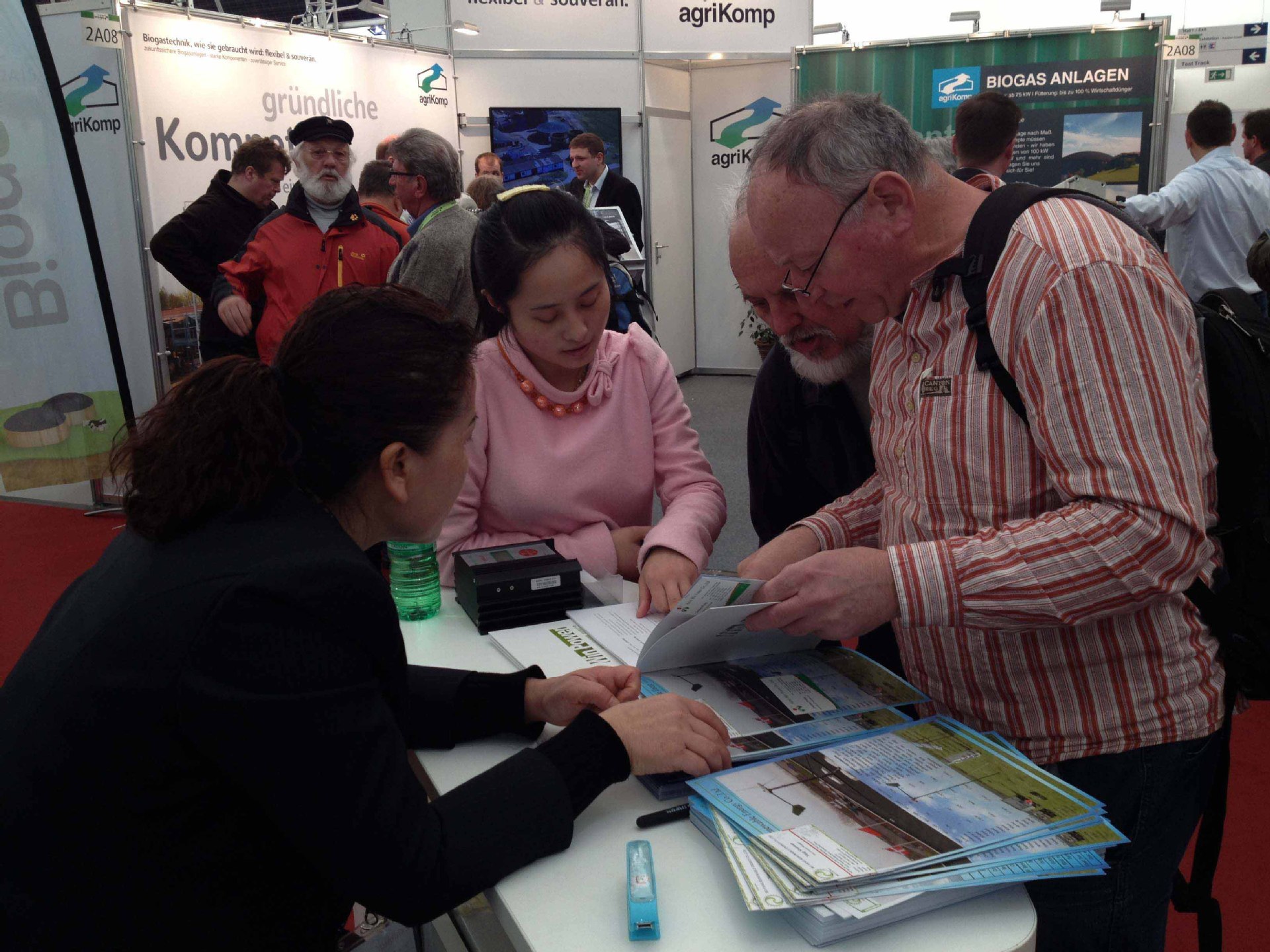 3)与新老客户合影