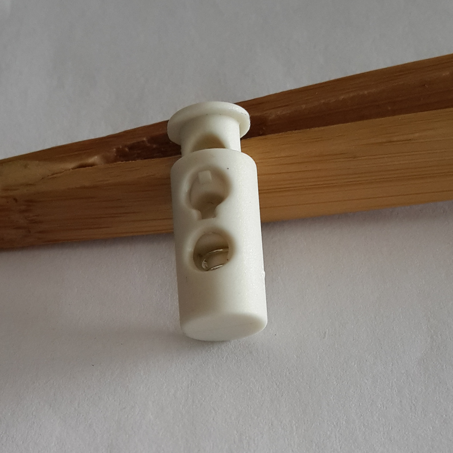 现货小批白色尼龙两孔吊钟 圆柱型本白双孔塑料绳扣 绳子箱包配件