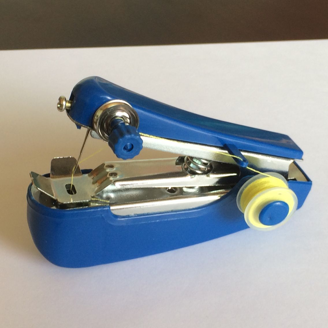 供应 手动袖珍缝纫机 小衣车 家用多功能缝纫机 便携式缝纫机