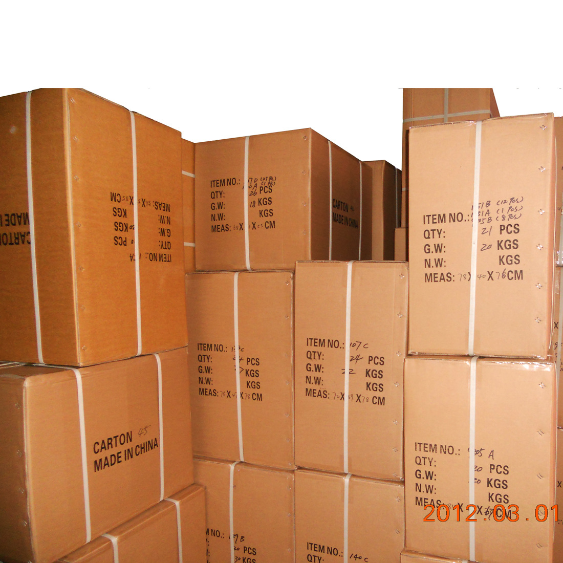 外箱用透明封箱带日字形粘封,用打包带井字形打包,上图是出厂时的箱子