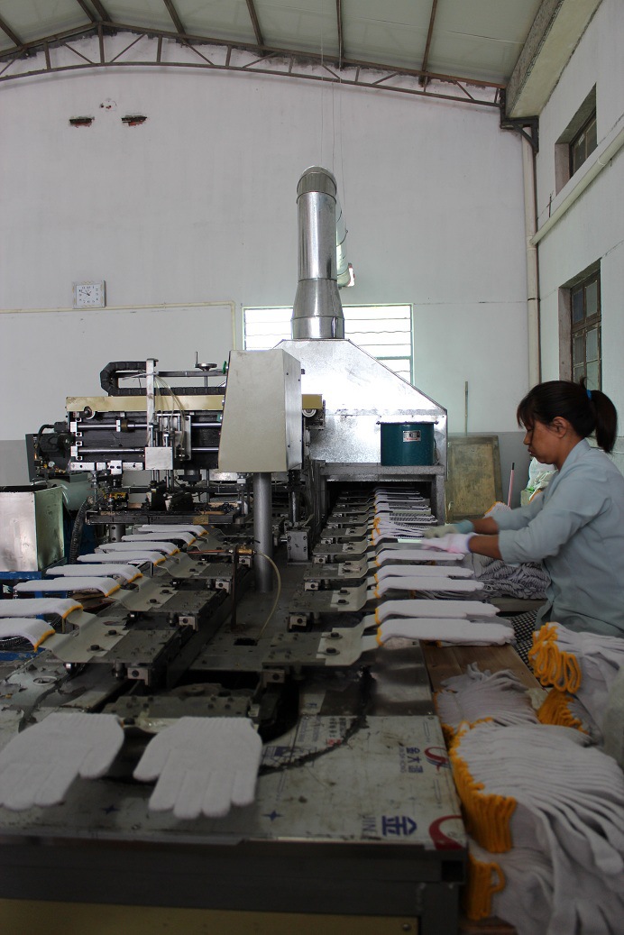 10年手套厂批发劳保点塑手套 劳保pvc点胶手套