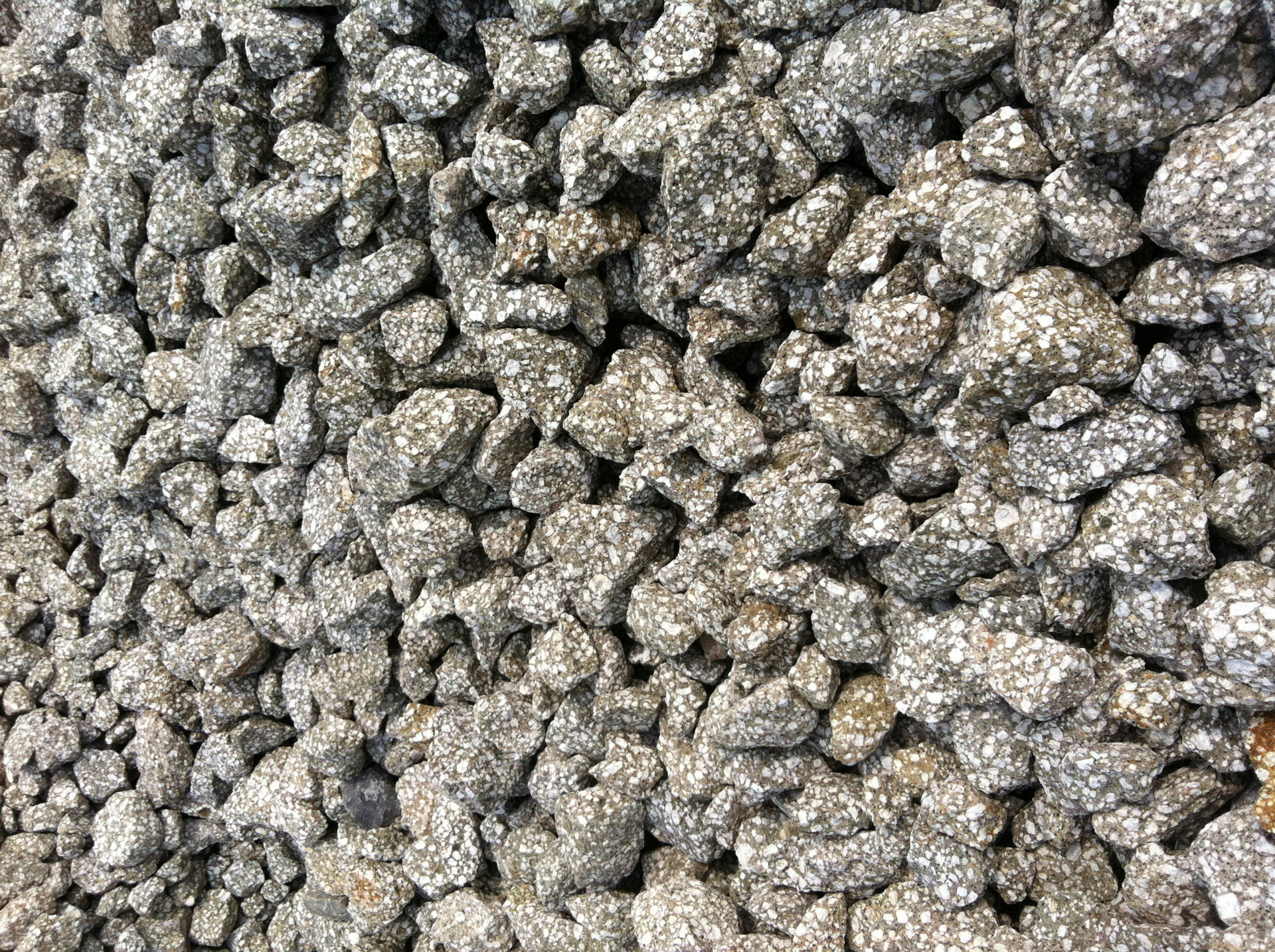 工厂批发麦饭石滤料麦饭石原矿麦饭石圆片