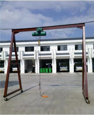 机随施工高度上升或下降,设有附着架,利用工地脚手架钢管和墙体相连接