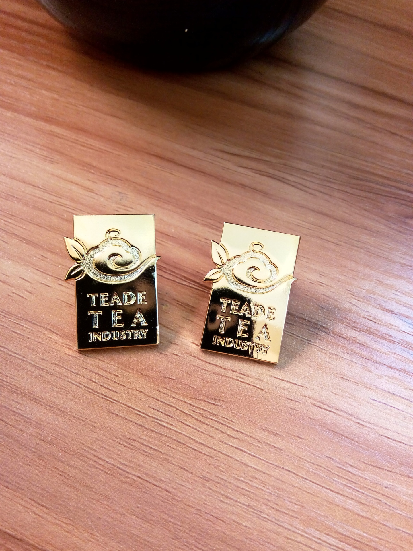 磨砂徽章,镀金徽章,美的企业徽章,促销徽章,厂家制造!