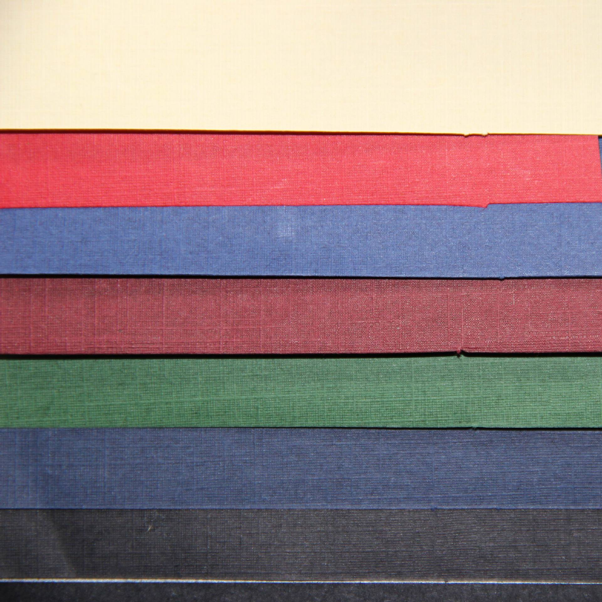 纸,常见的纹路有莱妮纹/帆布纹/细条纹/中条纹/方格纹/细布纹/皮纹/古