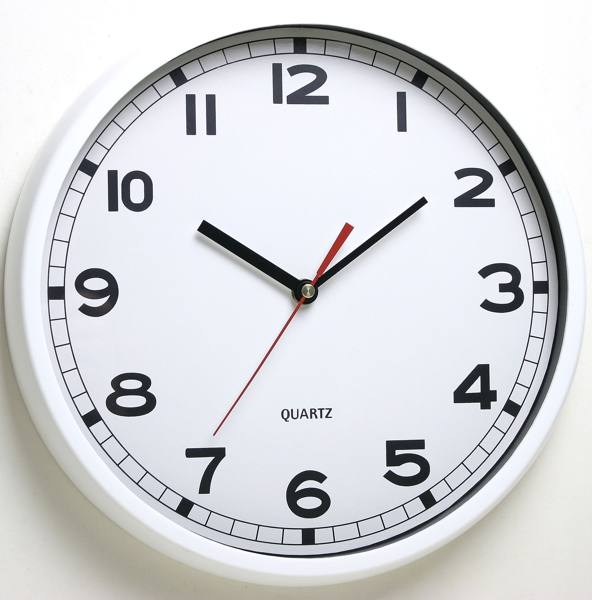 德高12寸圆形塑料客厅挂钟 石英钟 钟表 卧室 办公室 简约壁钟