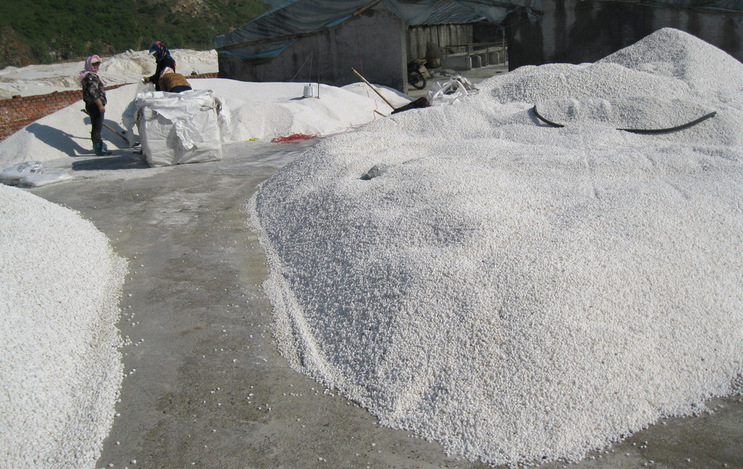 我厂直销白石子,白沙子,彩色小石子,彩砂,玻璃砂,黑沙子等,质量