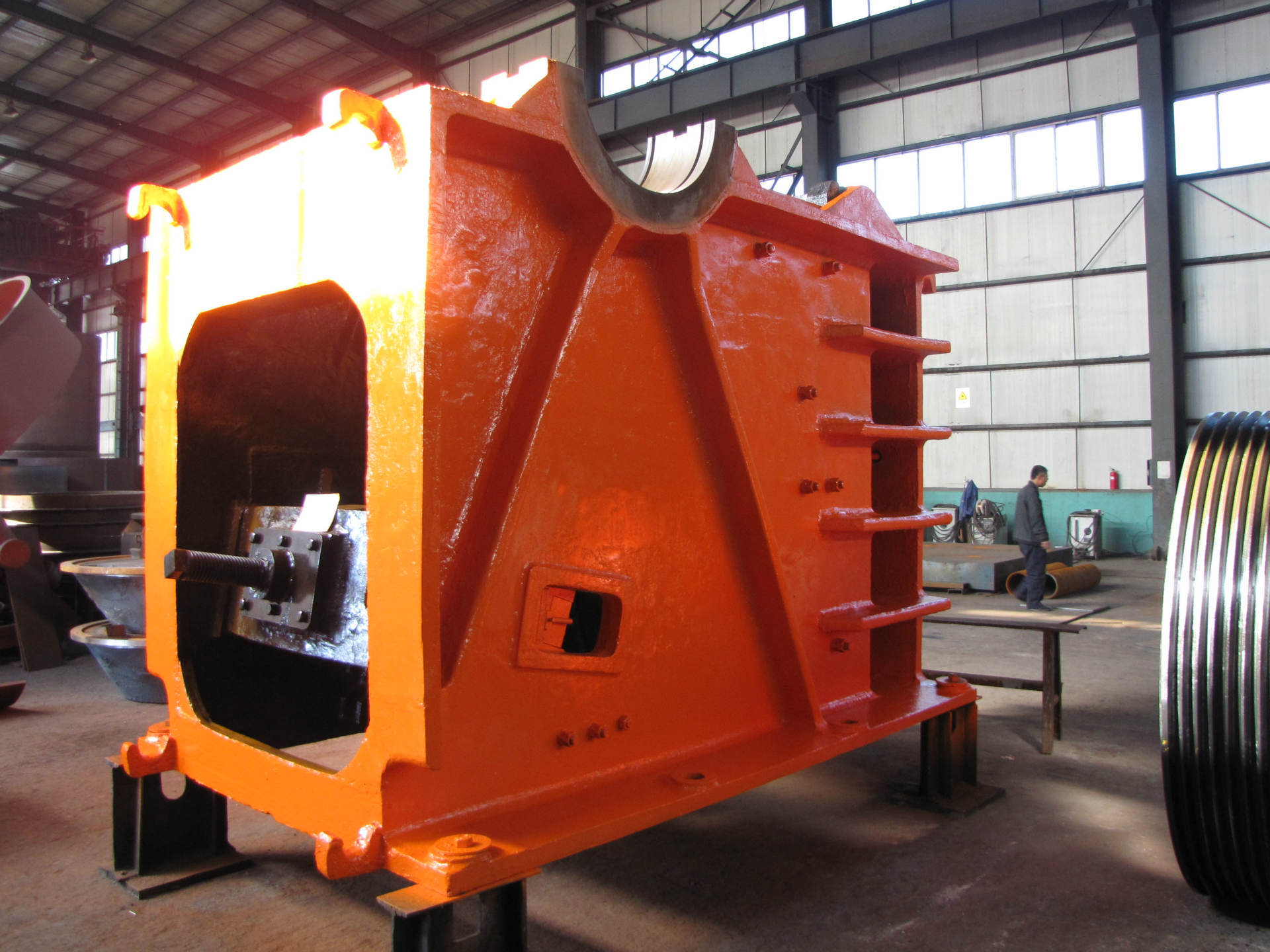 主要结构:主要有机架部分,偏心轴转动部分,破碎腔工作部分,保险装 