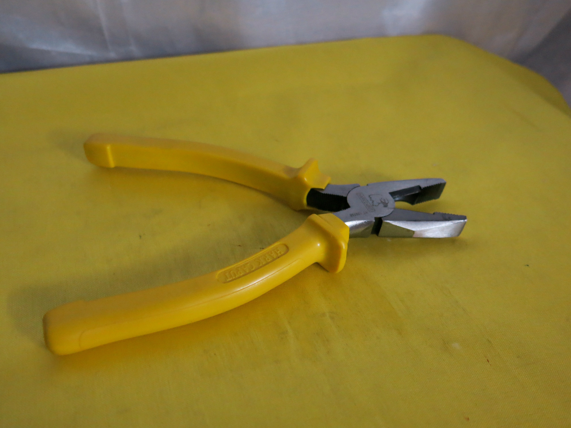 用途:用于夹持或弯折薄片形,圆柱形金属零件及切断金属丝,其旁刃口也