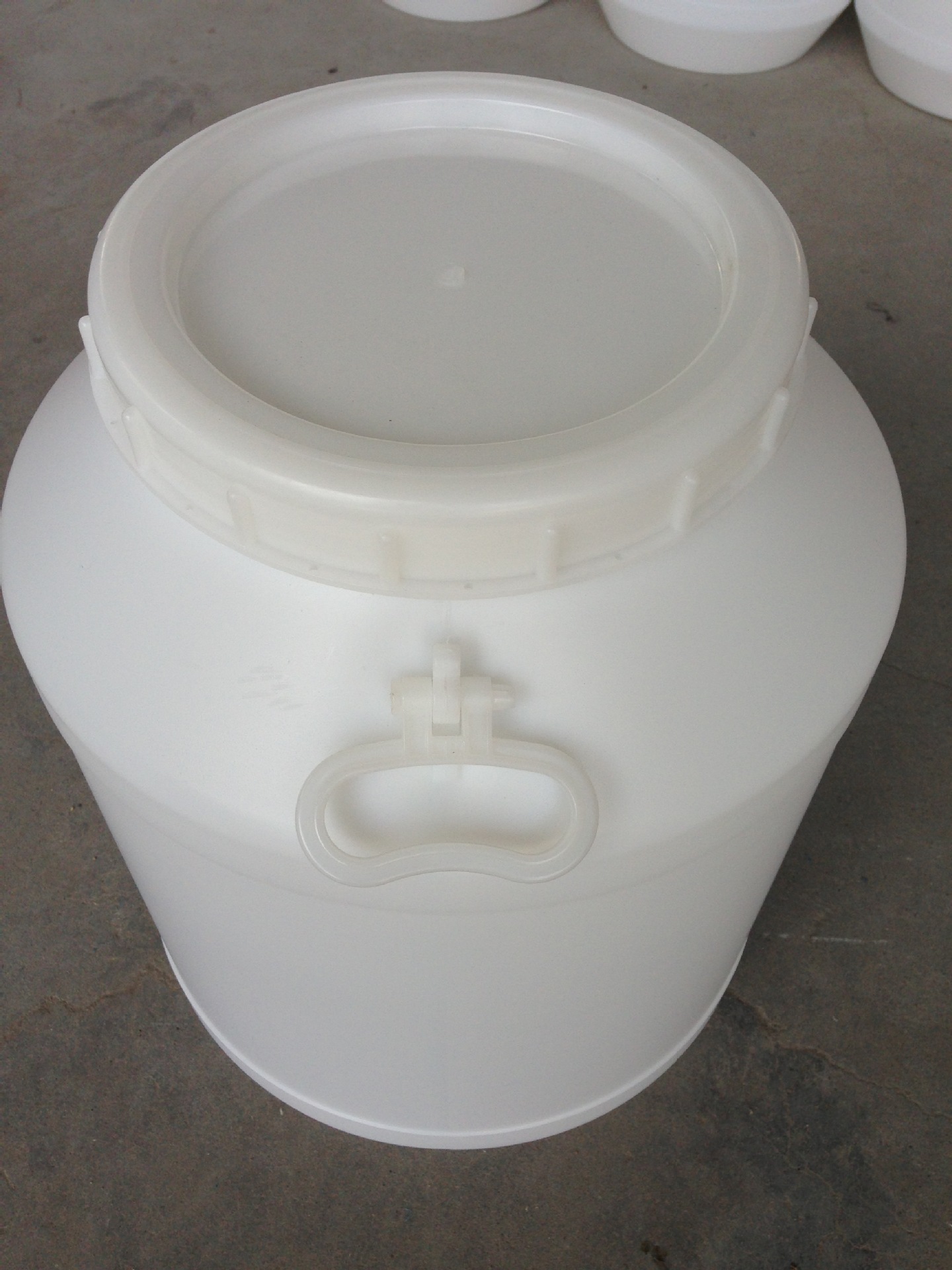 50l白色塑料桶化工桶螺纹桶圆桶耐酸碱热销中欢迎选购