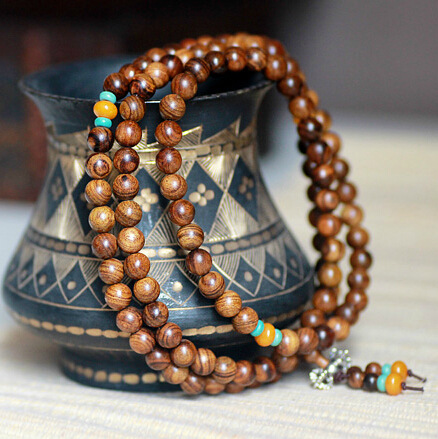 黄花梨,小叶紫檀,大叶紫檀,酸枝红檀,绿檀,黑檀,鸡翅木,桃木,菩提子等