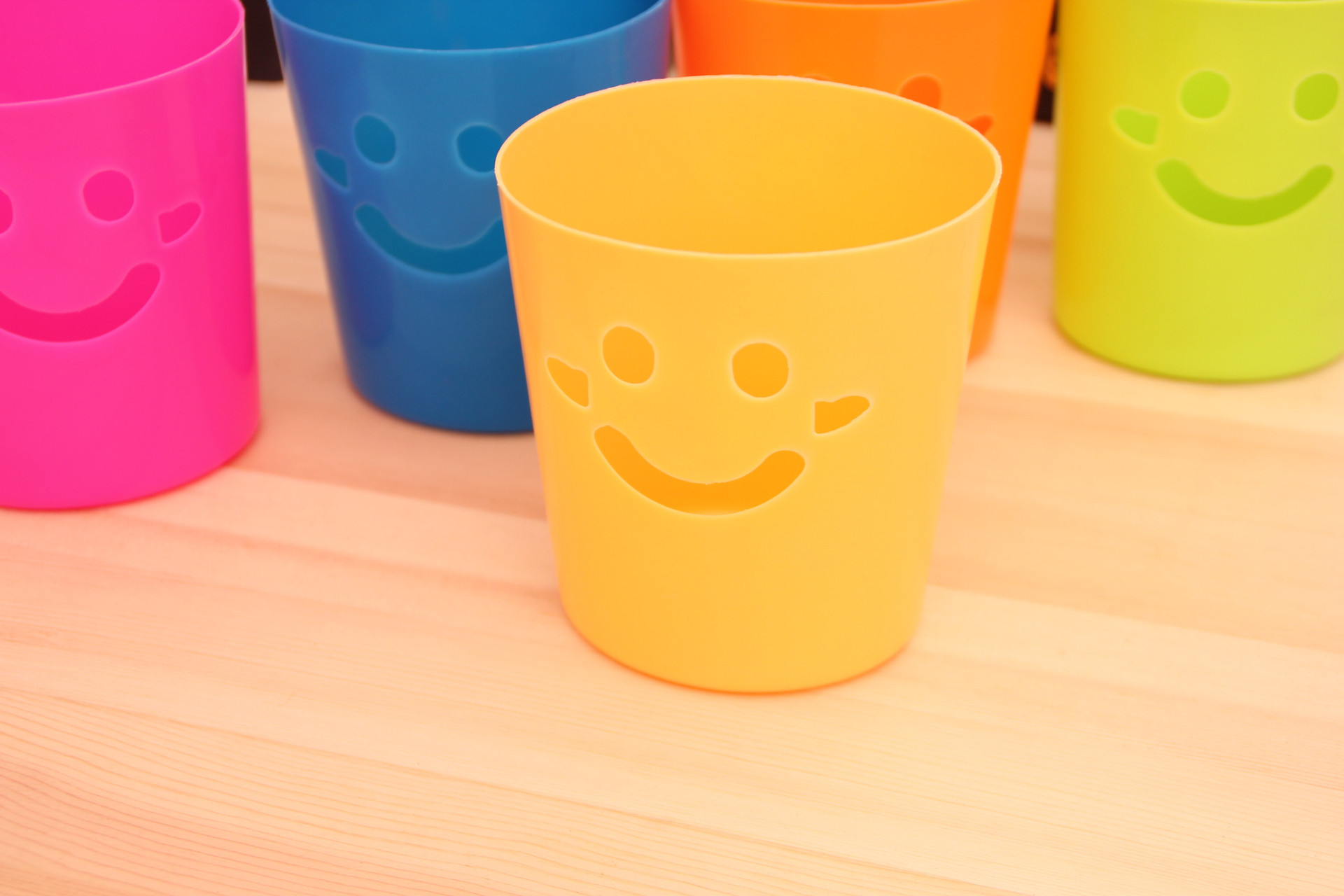 a14-1-06 特价产品 日用百货 笑脸桌面收纳桶 迷你垃圾桶 t