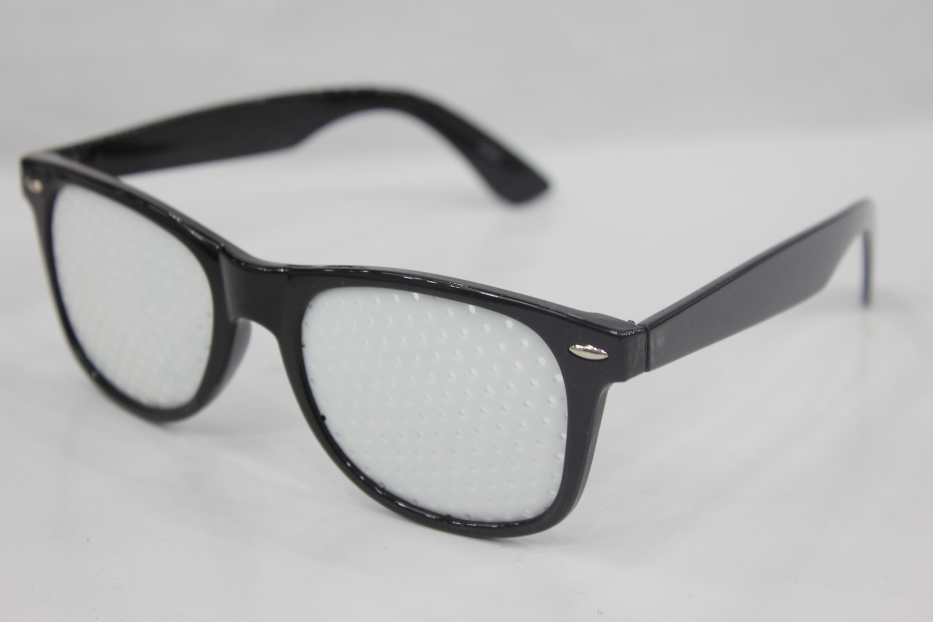 516小孔眼镜有现货 大框 蛤蟆款米钉针孔眼镜 铰链针孔眼镜