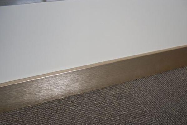 若地面材料为细石混凝土,水泥砂浆,水磨面等,对踢脚线的质量要求