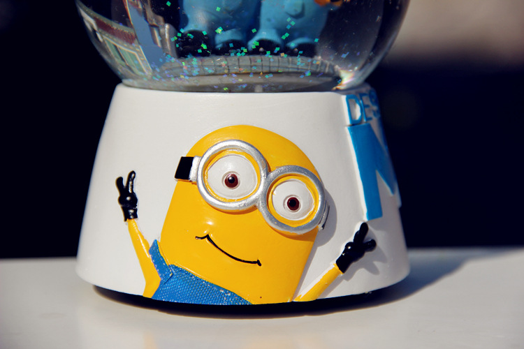 新款热卖 大号100#卡通小黄人树脂水晶球 创意音乐盒 个性礼品